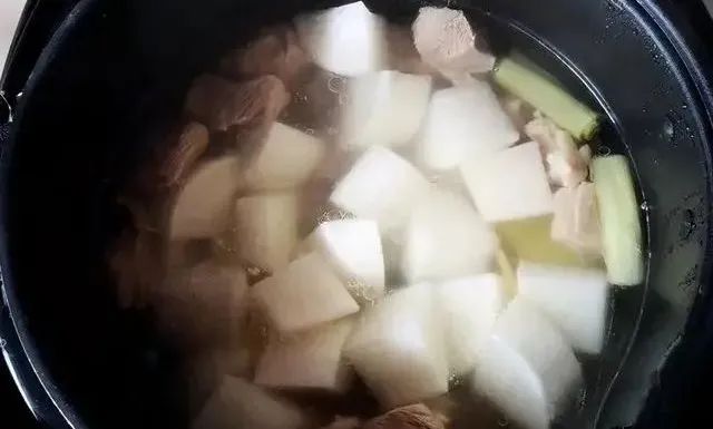 “伏羊一碗汤，不用开药方”！夏天羊肉萝卜汤的家常做法，清淡滋补无膻味，攒阳气，除老寒又祛湿！