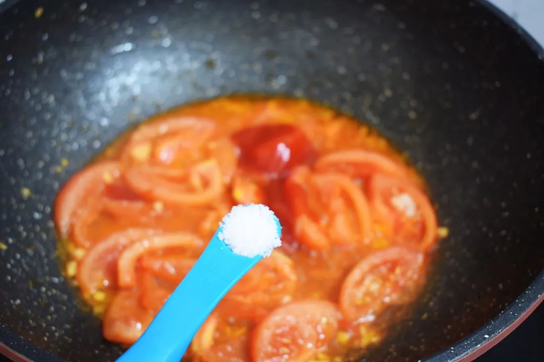 这才是番茄肥牛金针菇最好吃的做法，酸甜开胃超下饭，好吃到连汁都不剩，特过瘾！