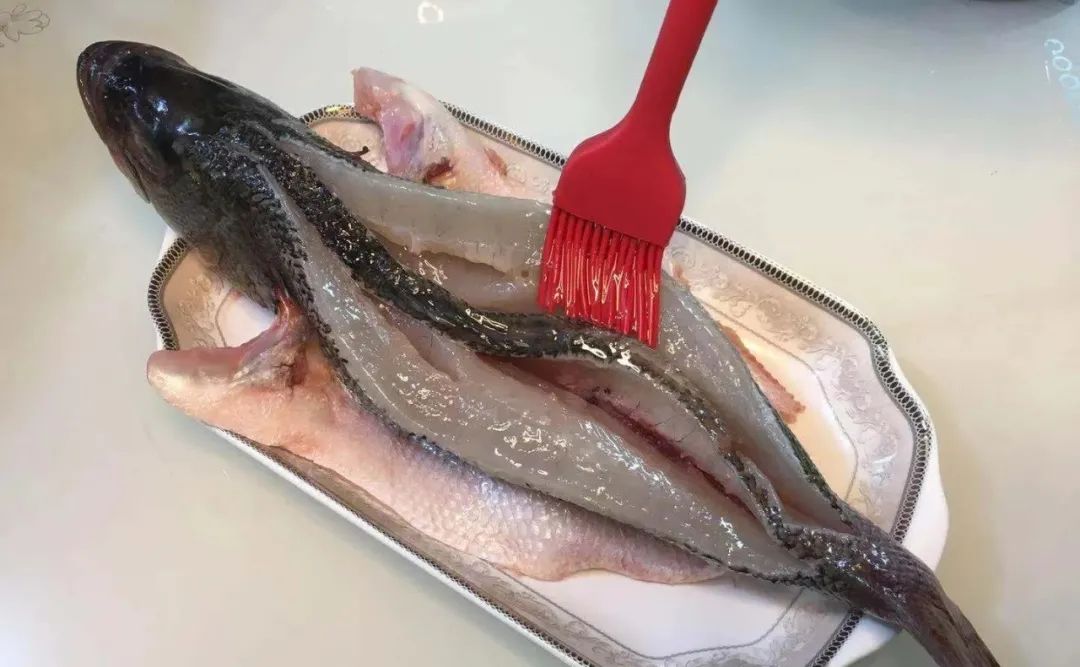 清蒸鲈鱼最正宗的做法，千成别放盐和料酒，大厨教你秘传做法，鱼肉鲜嫩无腥味！
