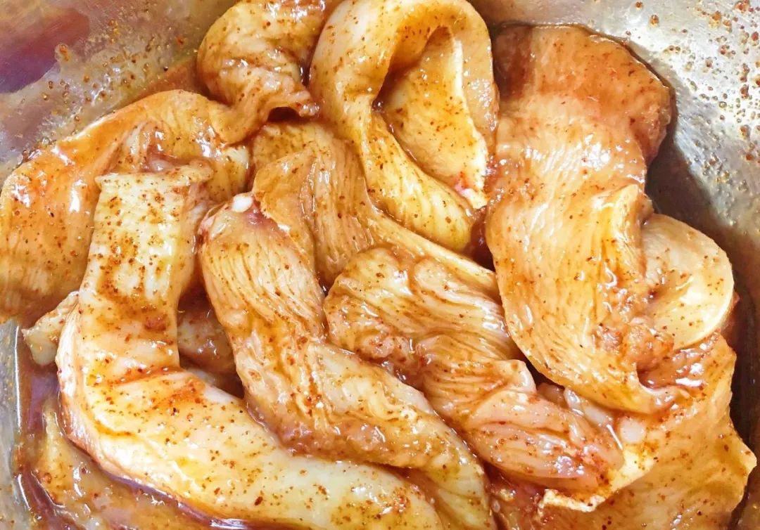 老北京鸡肉卷的正确做法，酱多料足，肉嫩多汁，比肯德基还更好吃！