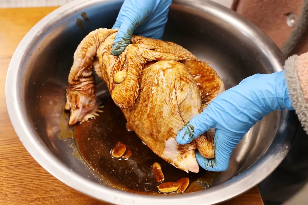 电饭煲焖鸡的家常做法，不加水不加油，酥香又软烂，比烤鸡还更好吃！