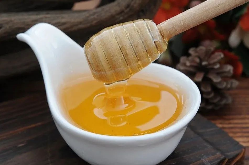 蜜蜂真假如何鉴别？只要把一点白酒倒入蜂蜜里，假蜂蜜立刻现原形！