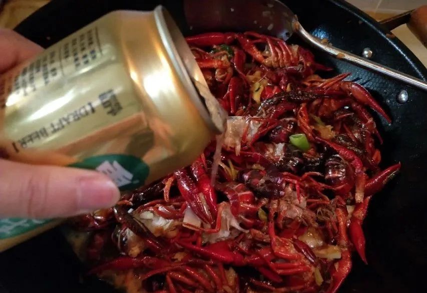 麻辣小龙虾的家常做法，麻辣鲜香好吃过瘾，解馋不油腻，超好吃！