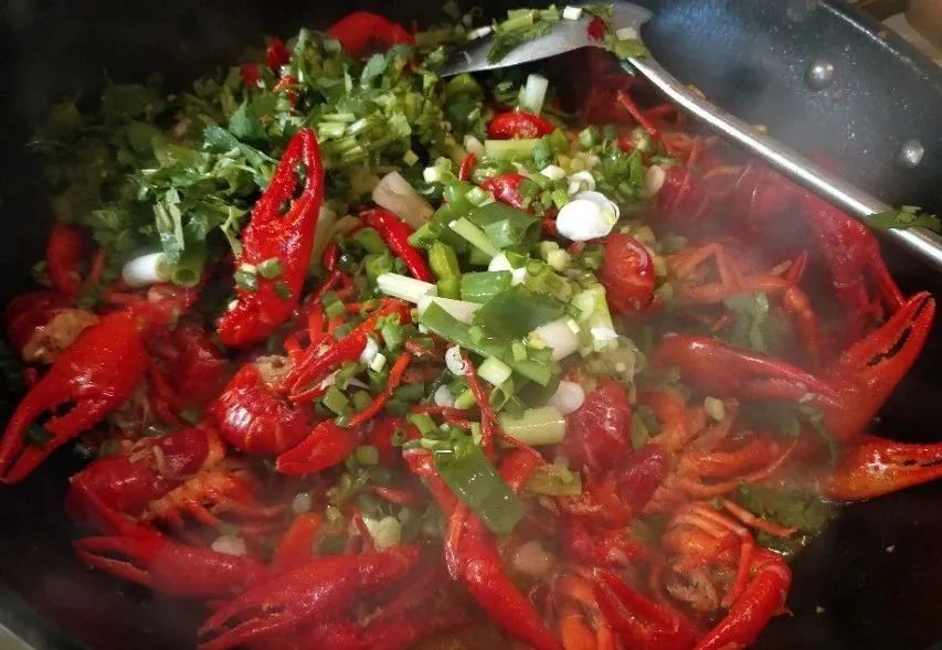 麻辣小龙虾的家常做法，麻辣鲜香好吃过瘾，解馋不油腻，超好吃！