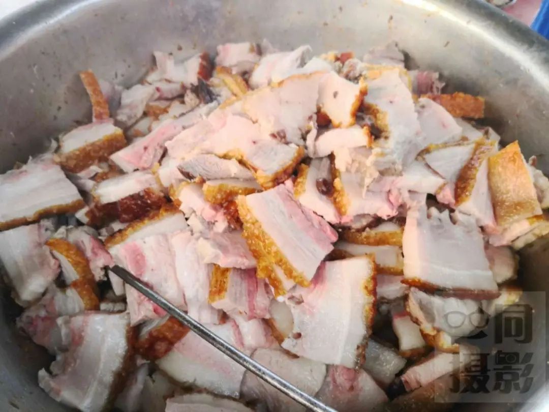 农村大厨教梅菜扣肉的家常做法，肉香软烂，肥而不腻，入口即化，梅菜干咸香入味！