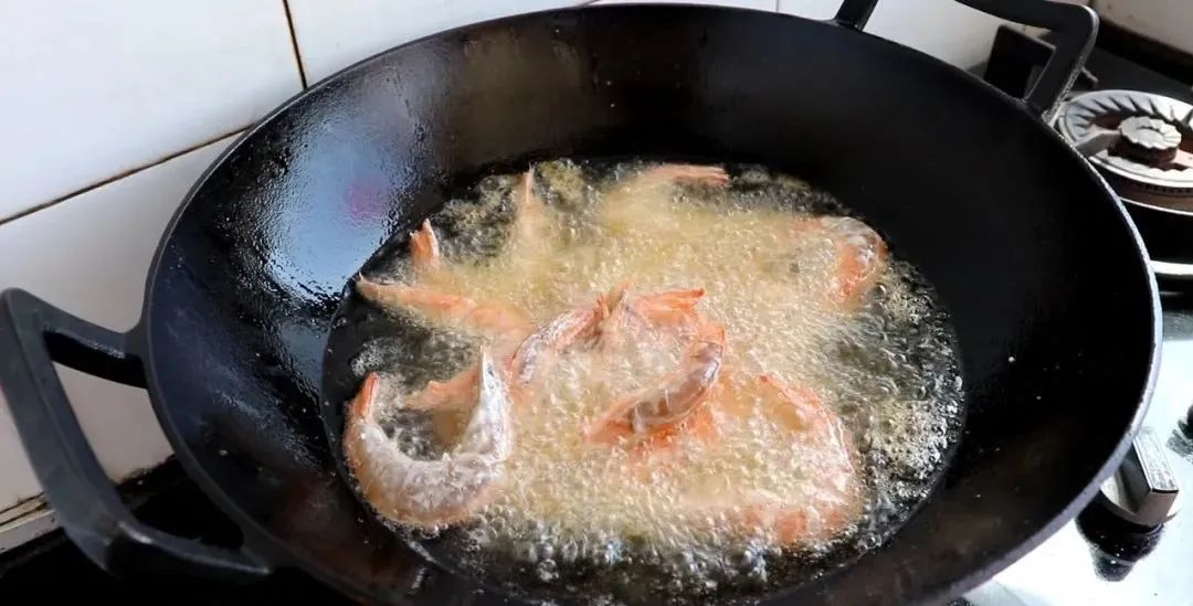 椒盐大虾最正确的做法，记住这1招，色香味俱全，外焦咸辣，里肉软嫩鲜美！