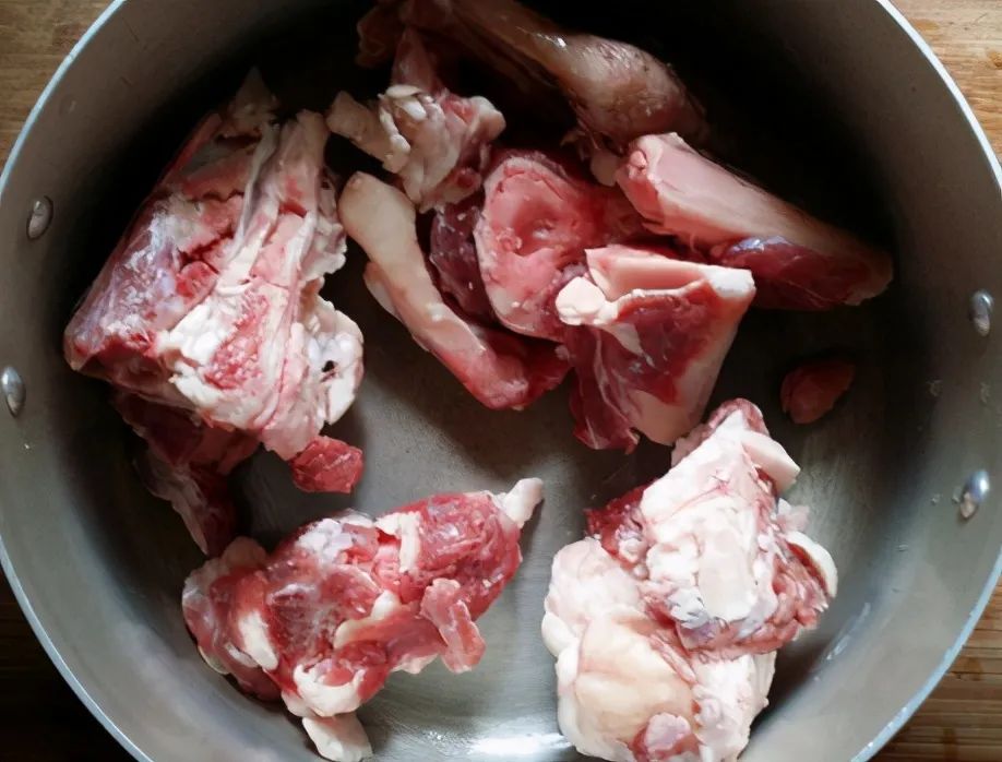 三伏天炖羊肉汤，直接下锅就错了，教你正确做法，牢记3个窍门，羊肉软烂无膻味，羊汤奶白鲜美，太好喝了！