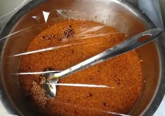 辣椒油怎么炸才香？分享辣椒油的正宗做法，又红又香特好吃，放6个月都不会坏！