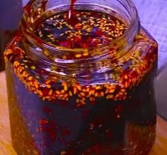 辣椒油怎么炸才香？分享辣椒油的正宗做法，又红又香特好吃，放6个月都不会坏！