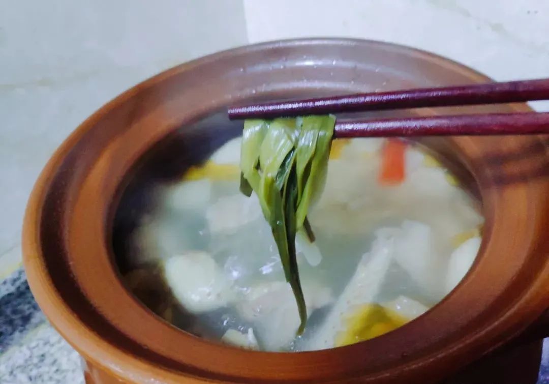 最适合夏季喝的一道汤，酸萝卜老鸭汤的家常做法，温和滋补，酸爽醇厚，顺顺利利度过苦夏