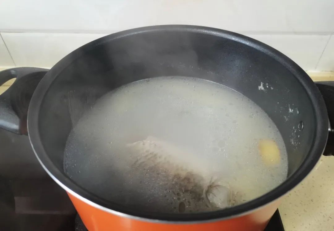 鲫鱼汤怎么熬又白又香又好喝？教你鲫鱼汤的正确做法，牢记这3招，汤汁鲜美奶白无腥味！