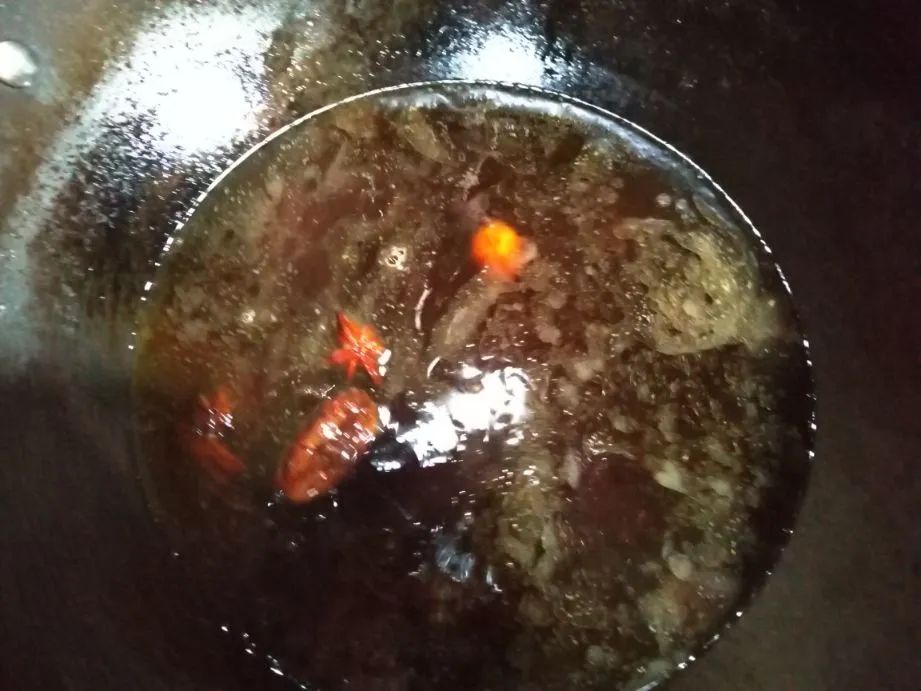 鸡翅尖的家常做法，加一把大蒜，锅里一煎，不上火不油腻，外焦里嫩太香了！