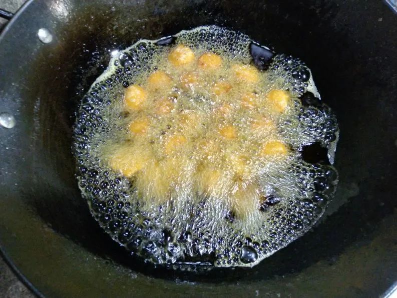 炸南瓜丸子可以用面粉吗？教你炸南瓜丸子的正确做法，酸甜软糯，越吃起香！