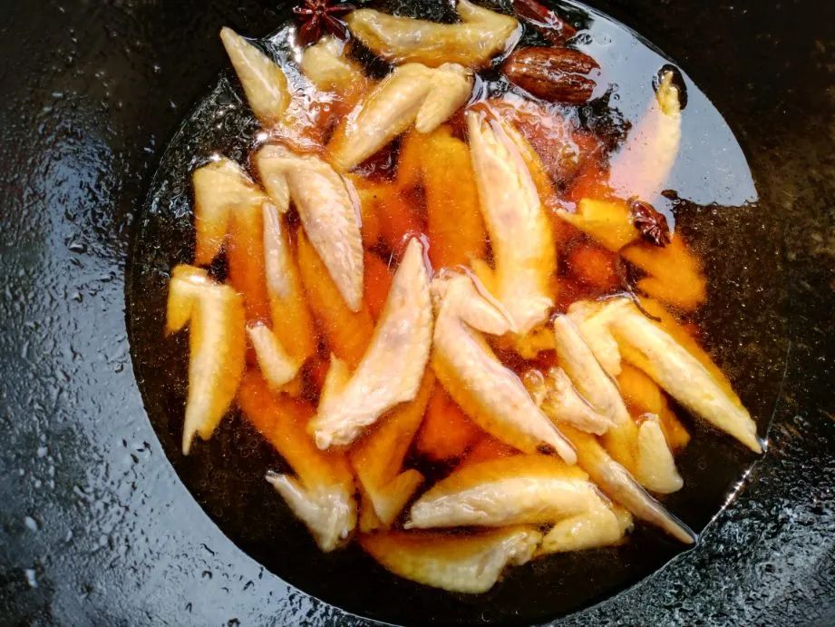 鸡翅尖的家常做法，加一把大蒜，锅里一煎，不上火不油腻，外焦里嫩太香了！