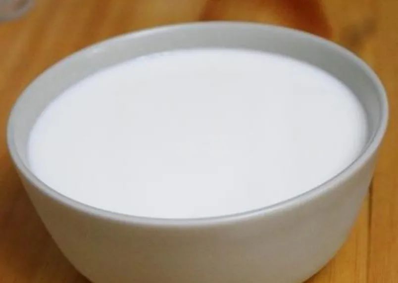 自制酸奶的家常做法，用筷子一搅，松软香甜，酸酸甜甜特好喝，再也不用花钱买！