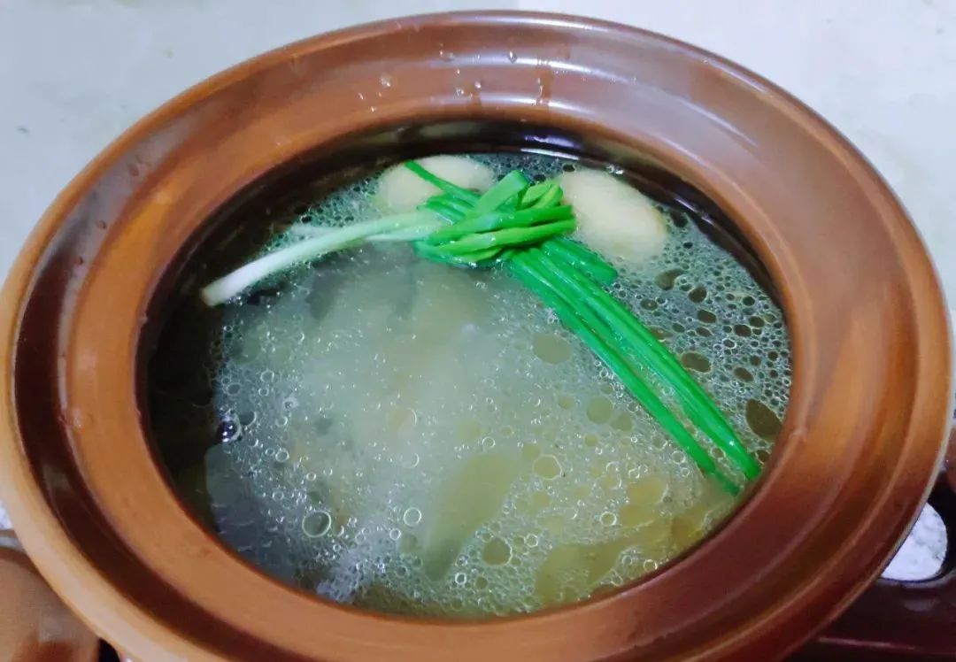 最适合夏季喝的一道汤，酸萝卜老鸭汤的家常做法，温和滋补，酸爽醇厚，顺顺利利度过苦夏