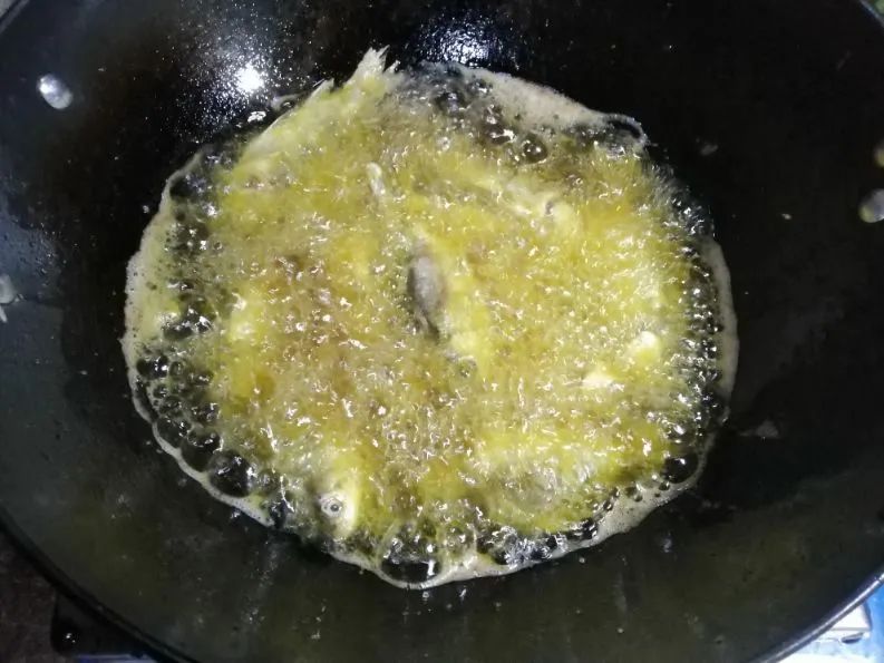 炸酥鱼怎么炸的脆？教你炸酥鱼的正确做法，外酥里嫩，不腥不回软，真的好吃！