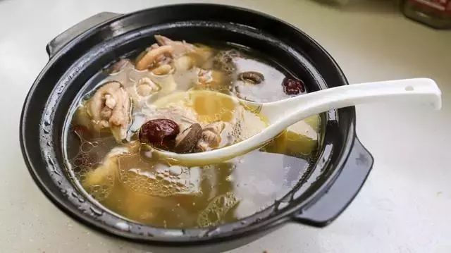 “白露多喝汤，好处一箩筐”，今天白露，分享6道美味滋补汤的做法，滋润防秋燥，应季而食身体健！