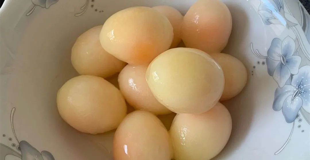 临近中秋，教你咸蛋黄的正确做法，2天就能腌制好，个个通红透亮，起沙又流油，做月饼蛋黄酥最合适！