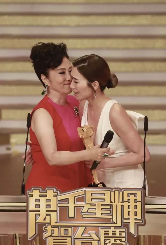 TVB力捧袁伟豪黄智雯上位首度颁双料视帝视后，改写TVB颁奖礼历史