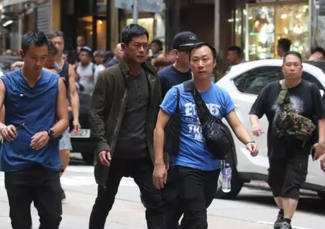 为何在香港街头，TVB明星普通到素颜出行都没有人围观？
