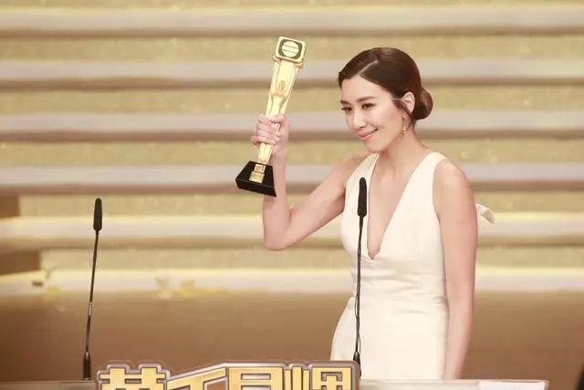 TVB力捧袁伟豪黄智雯上位首度颁双料视帝视后，改写TVB颁奖礼历史