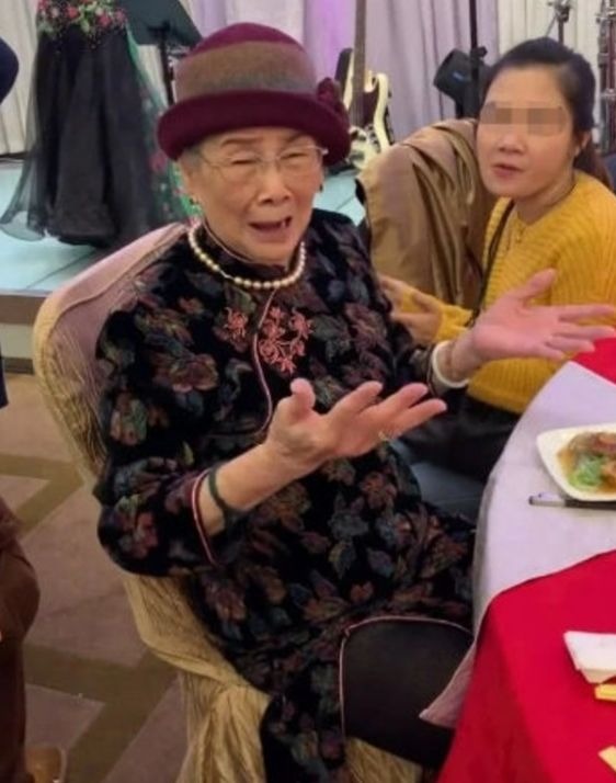 梅艳芳遗产信托基金拨款25万为梅妈摆大寿，95岁梅妈开心跳老舞