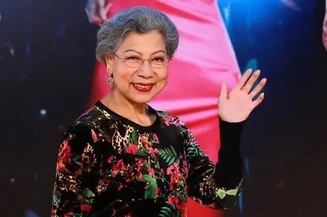 她是著名香港鬼后，演了半辈子反派，今83岁仍是单身