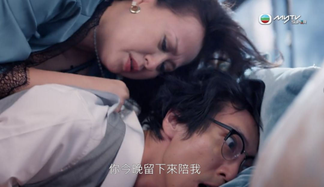 离奇！骑背强吻39岁男一！54岁TVB女星低胸上演最激一幕，还要下药迷奸！