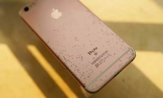 iPhone 12 竟然褪色了