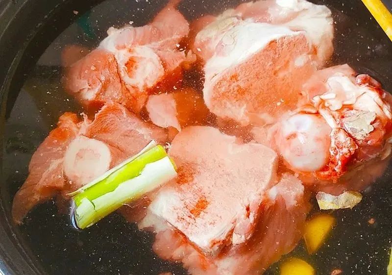 棒骨汤怎么炖才最营养？大厨教你棒骨汤的正宗做法，记住这2点，放对2种料，汤汁浓郁营养又鲜美！