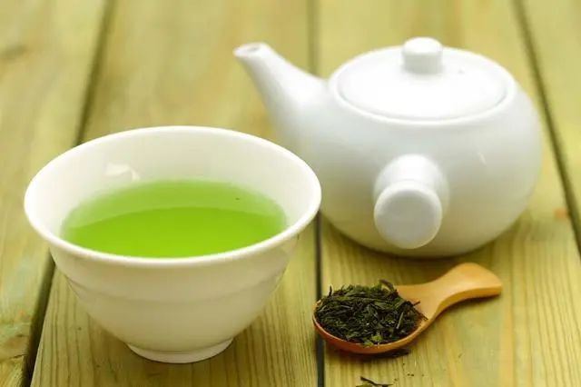 经常喝茶与喝白开水的人相比，有什么样的区别？哪种人更健康？
