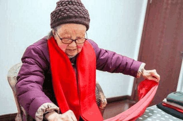 107岁老人耳不聋眼不花, 她说长寿有5点要做, 但有1菜她从来不吃!