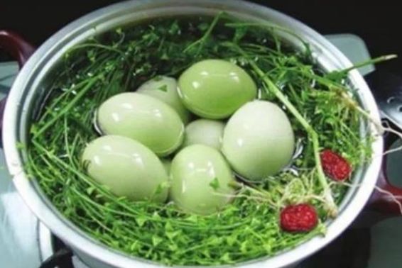 45岁大妈“艾叶”煮鸡蛋，一个月后出现奇妙事，多数人不知怎用！
