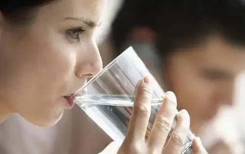 早上空腹喝水，尽量不要喝“4种水”，不养人反而伤身！