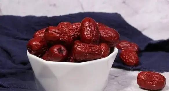 医生警告：4种情况下吃红枣，等于是在“吃毒”，很多人都不明白
