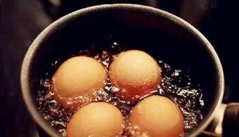 吃隔夜鸡蛋，会细菌超标腹泻吗？营养师：真正不能吃的，是半熟蛋