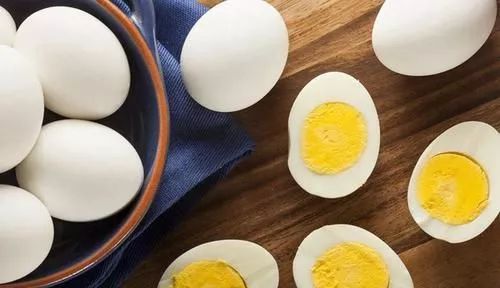 每天吃一个鸡蛋的人，身体有什么变化？这3个很明显