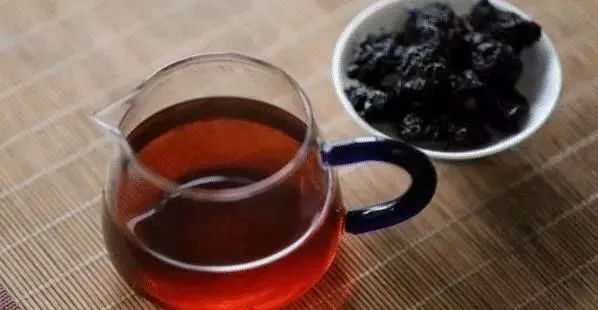 老中医提醒：喝这2种茶等于慢性毒药，伤肾还可能会致癌！