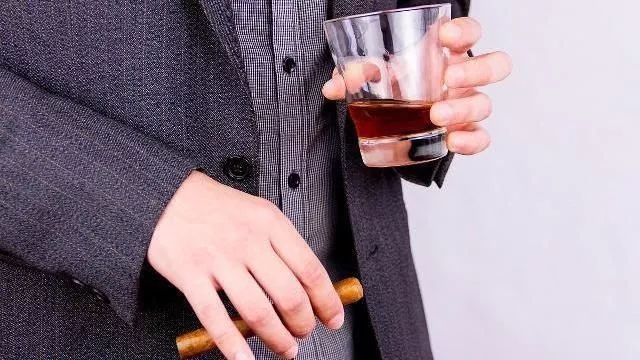 悄悄“偷走”寿命的坏习惯，抽烟喝酒未上榜，第一很多人可能常做