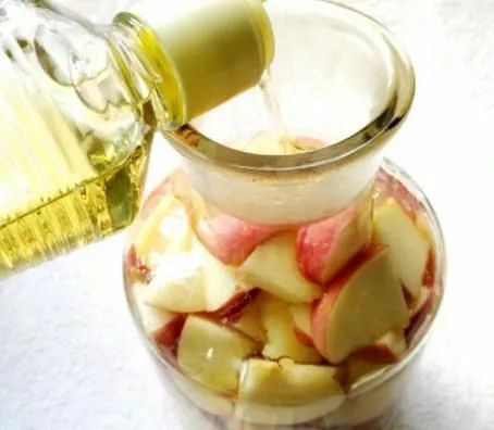 做醋泡苹果时，别只会加醋了，多加“1料”，苹果更酥脆！
