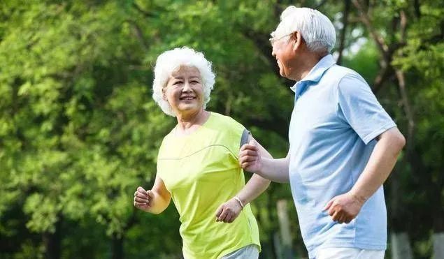 65岁后常跑步有助“长寿”！但跑前1件事没做好，可能等于白跑了
