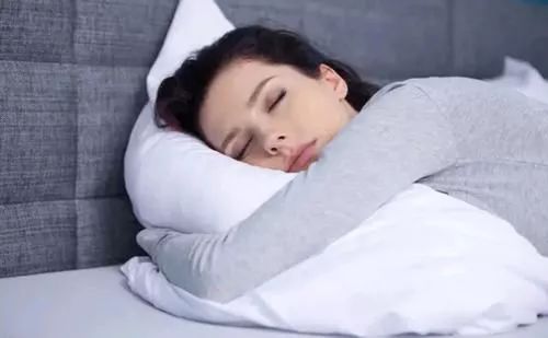 容易失眠的人，4个方法用好了，助提高睡眠质量，一觉睡到天大亮