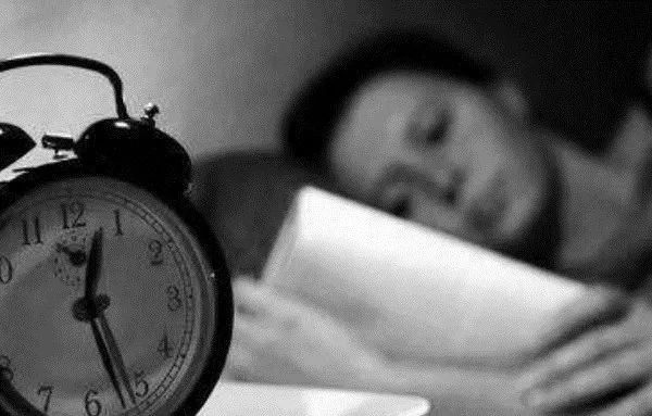 睡到凌晨三四点就醒是咋回事？或与三个原因有关，要引起重视