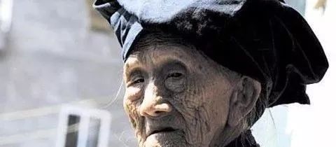 128岁老人身体硬朗似80岁, 她说长寿有3点要做, 但有一种食物从来不碰