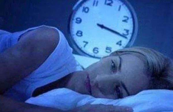 睡到凌晨三四点就醒是咋回事？或与三个原因有关，要引起重视