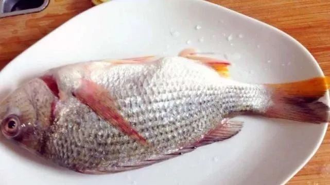 提醒：爱吃鱼的人注意了，鱼的这个“部位”不能吃，严重可致命！