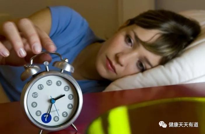 晚上睡觉出现4种反应，可能是大病来临的信号，要多留意