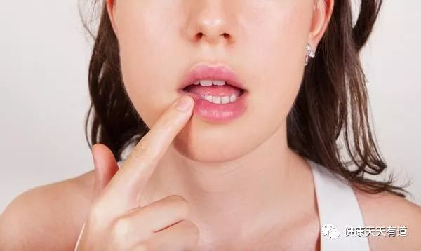 口腔溃疡总是不好？可能有3个原因，若常吃3种食物或许可以缓解