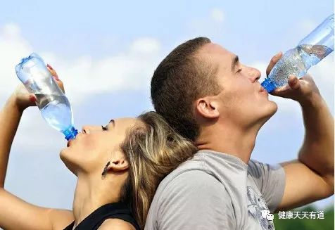 人人都说多喝水对身体好，可这些人却越喝越伤身，看看你中招了？